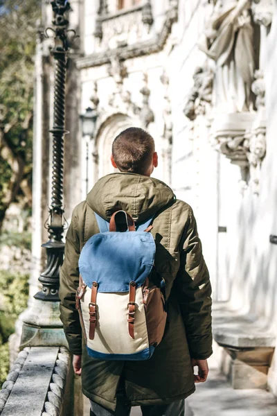 Turistka s batohu v Lisabonu v Portugalsku — Stock fotografie