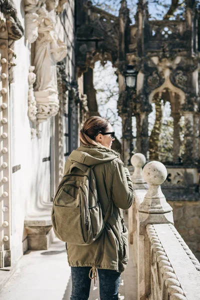 Turista egy hátizsákkal Lisszabonban, Portugáliában — Stock Fotó