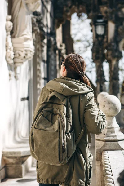 Турист с рюкзаком в Лиссабоне, Португалия — стоковое фото
