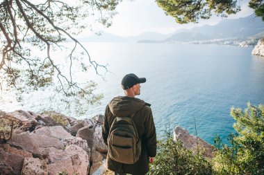 Denize yakın bir sırt çantası ile Turist