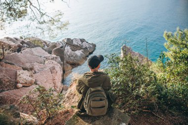 Denize yakın bir sırt çantası ile Turist