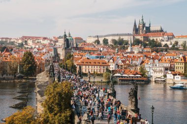 Çek Cumhuriyeti Prag Charles Köprüsü'nün güzel havadan görünümü.