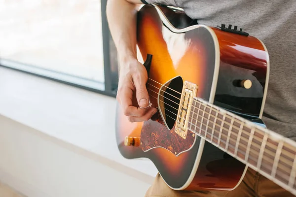 Das Gitarrespielen lernen. — Stockfoto