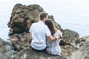 Çiftler oturur ve sarılırlar.