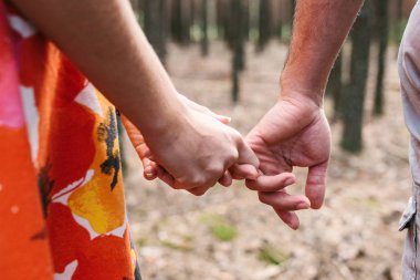 Erkek ve kadın el ele tutuşur