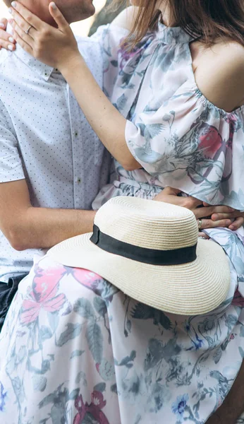 Mann und Frau umarmen sich. — Stockfoto