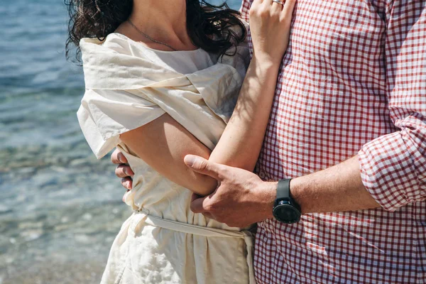 Zbliżenie mężczyzny przytulania kobietę. — Zdjęcie stockowe