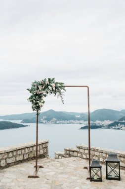 Çiçekli güzel düğün kemeri