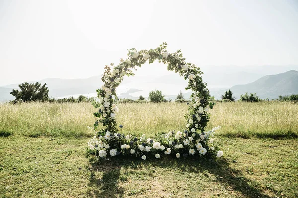 Hermoso arco de boda de flores — Foto de Stock
