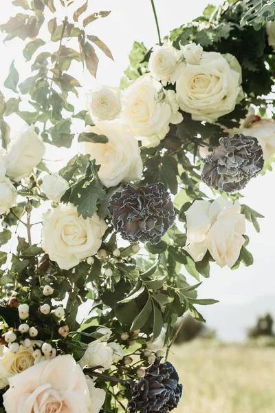 Primer plano de las flores en un arco de boda — Foto de Stock