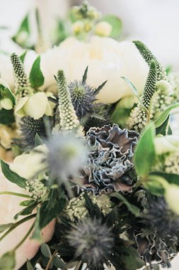 Çiçek veya çiçek buketi.