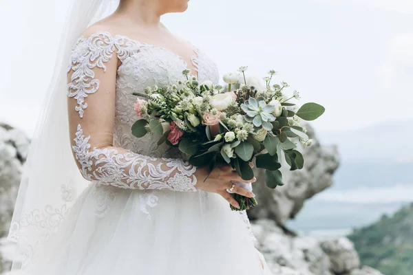 Bruid met bruidsboeket — Stockfoto