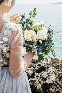 Gelin elinde bir buket düğün çiçeği