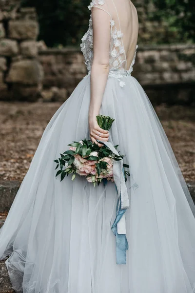 Bruid met bruidsboeket — Stockfoto