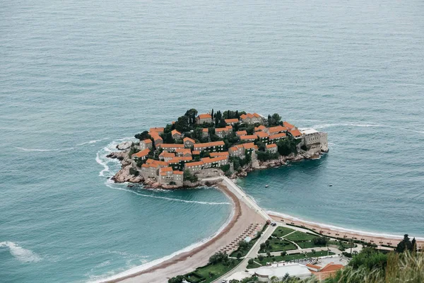 Hermosa vista de la isla de Sveti Stefan en Montenegro — Foto de Stock