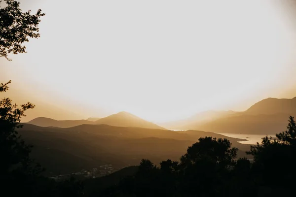 Vista de las montañas y puesta de sol . — Foto de Stock
