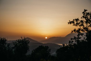 Dağların ve gün batımının manzarası.
