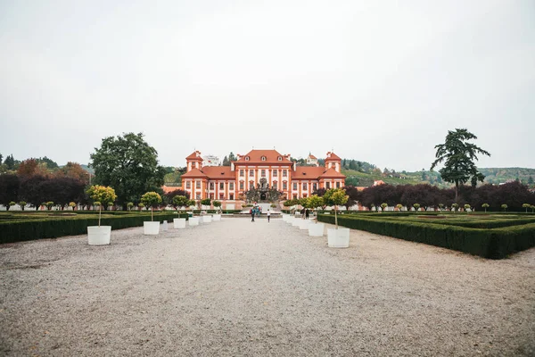 Bela vista do parque e do castelo — Fotografia de Stock