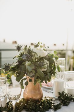 Vazodaki çiçekler masanın üstünde.