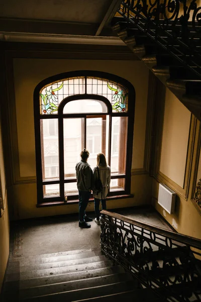 Una pareja está de pie y mirando hacia fuera — Foto de Stock