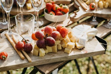 Doğada piknik yapmak veya dışarıda yemek yemek.
