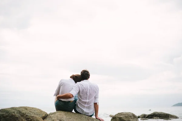 Um homem abraça uma mulher. — Fotografia de Stock