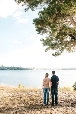 Erkek ve kadın el ele tutuşur