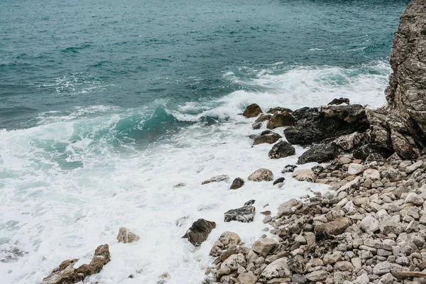 Rastlösa havet nära Stenkusten. — Stockfoto