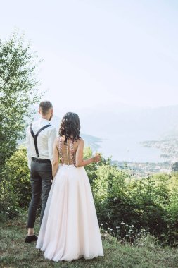 Gelin ve damat içki şampanya