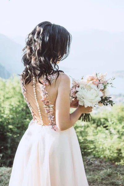 Mariée tenant un bouquet de mariage — Photo