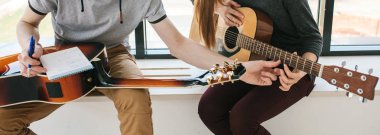 Gitar çalmayı öğreniyorum..