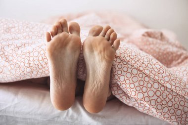 Bir battaniye altında Feet kız