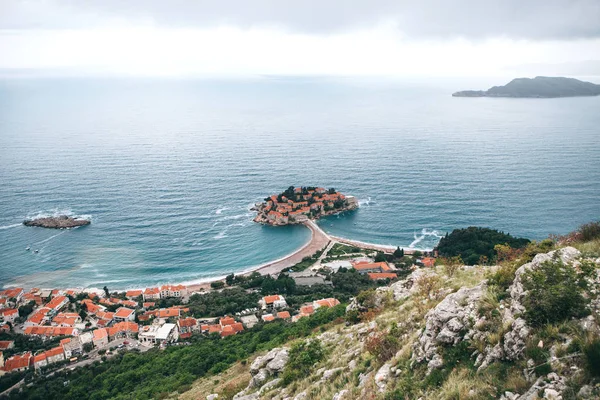 Prachtig uitzicht op het eiland Sveti Stefan in Montenegro — Stockfoto