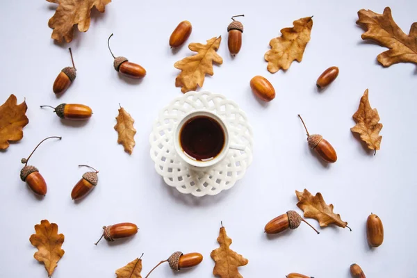 Šálek černého čaje a podzimního listí — Stock fotografie