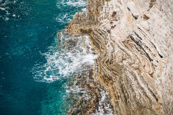 Toppen utsikt över havet och klippan. — Stockfoto