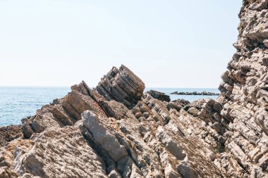 Kayalık sahil ve deniz manzarası