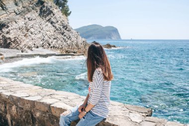 Güzel bir manzaraya hayran olan kız