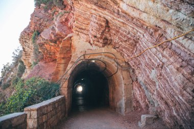 Kayanın içinden geçen yaya tüneli