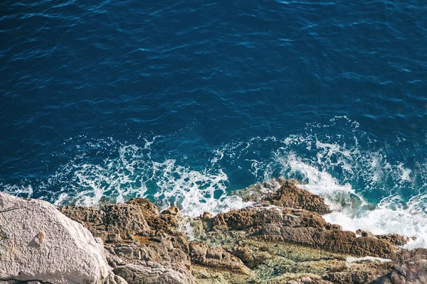 Top uitzicht op de zee en de rots. — Stockfoto