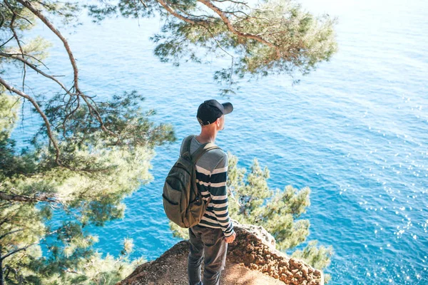 Denize yakın bir sırt çantası ile Turist