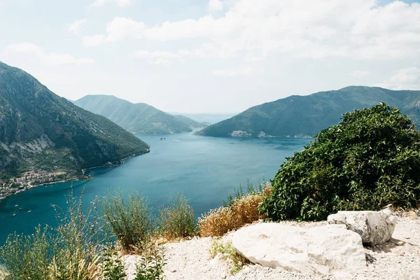 Schöne Aussicht auf die Bucht von Kotor — Stockfoto