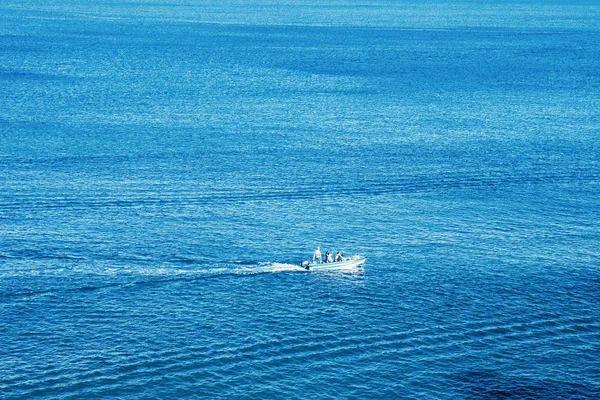 Um barco marítimo navega ao longo  . — Fotografia de Stock