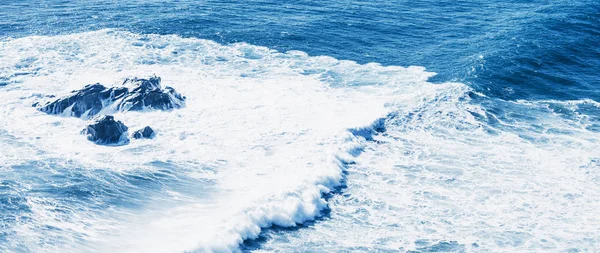 Vue sur la mer bleue ou l'océan — Photo