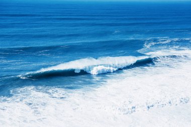 Mavi deniz veya okyanus manzarası