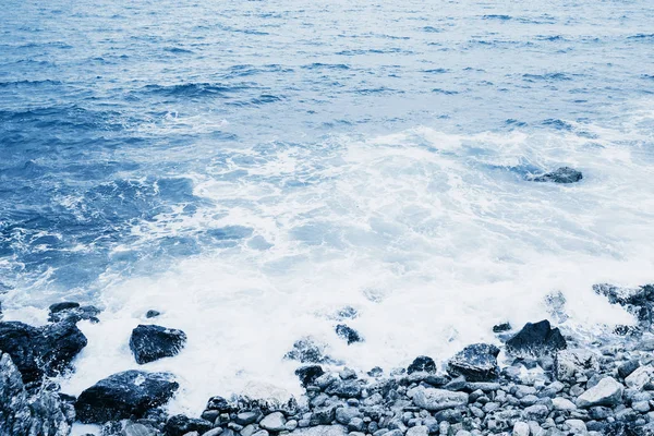 Restless sea near the stone coast. — Stock Photo, Image