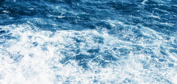 Вид на синее море или океан — стоковое фото