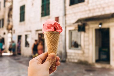 Kız elinde dondurma tutar