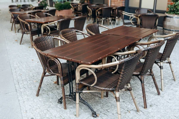 Empty tables and chairs — Stock Photo, Image