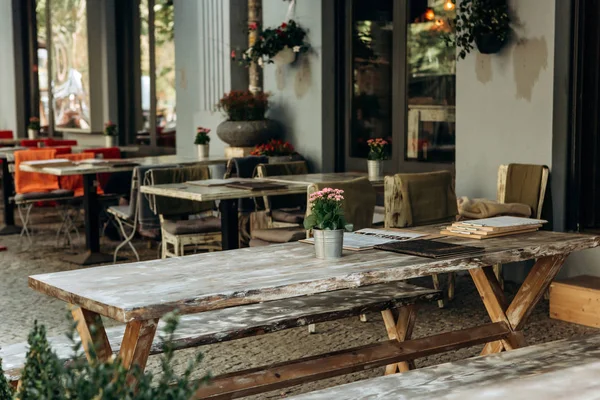 Café callejero vacío con mesas de madera —  Fotos de Stock