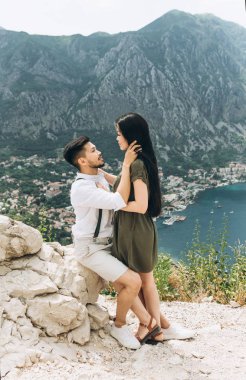 Bir erkek bir kadına sarılır..